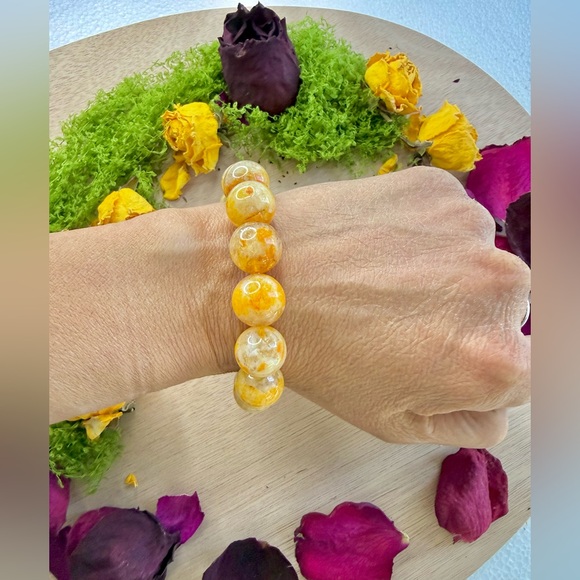 Elegant Yellow and White Beaded Bracelet - Picture 3 of 4